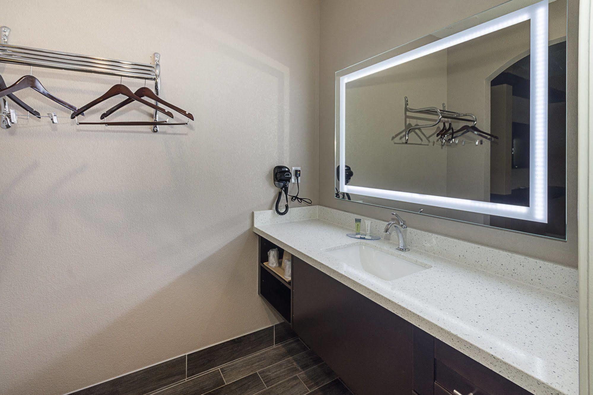 Jersey Village Econo Lodge Inn & Suites Houston Nw-Cy-Fair מראה חיצוני תמונה