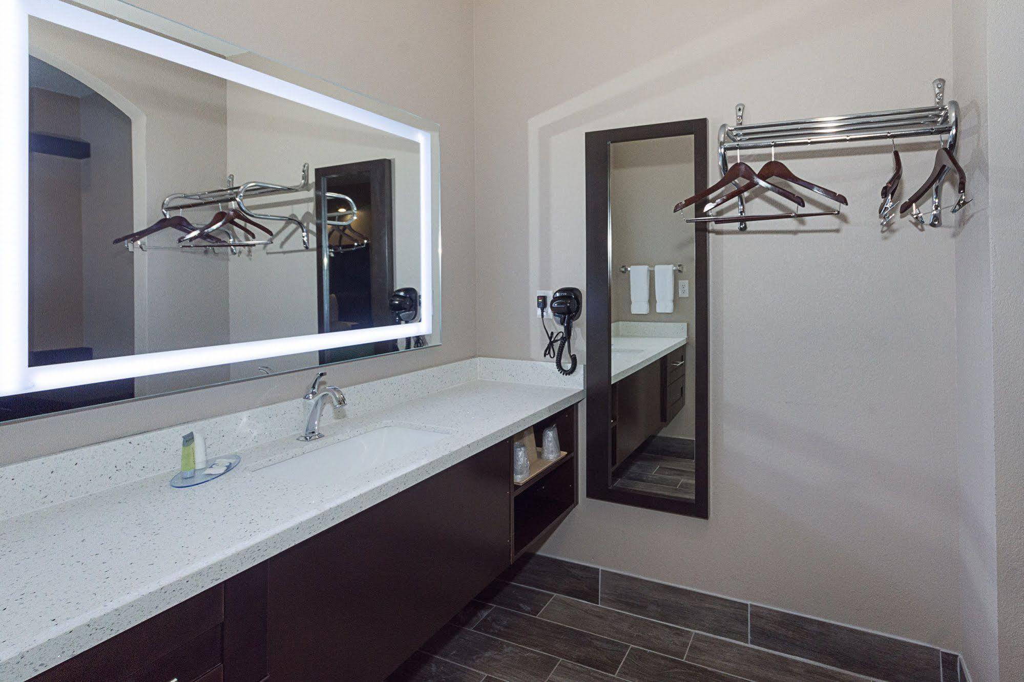 Jersey Village Econo Lodge Inn & Suites Houston Nw-Cy-Fair מראה חיצוני תמונה